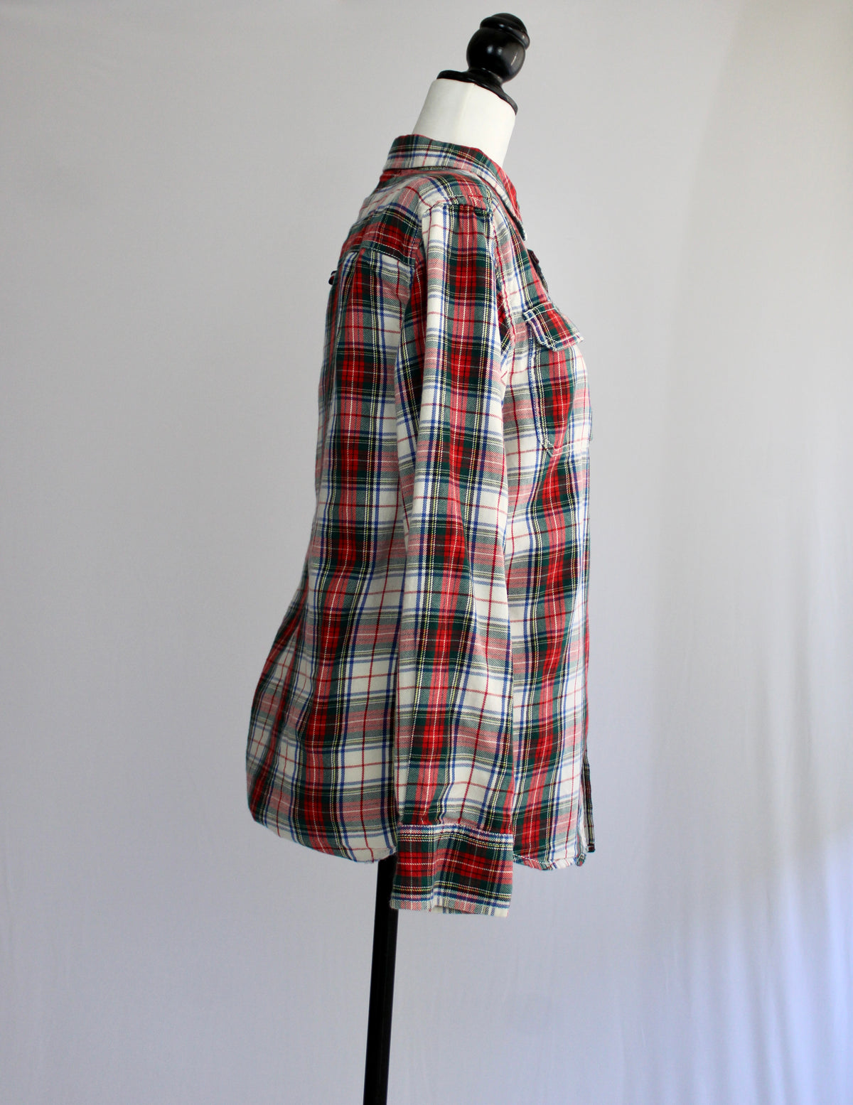 Detalhe da gola, botões e bolsos da camisa Tommy Hilfiger