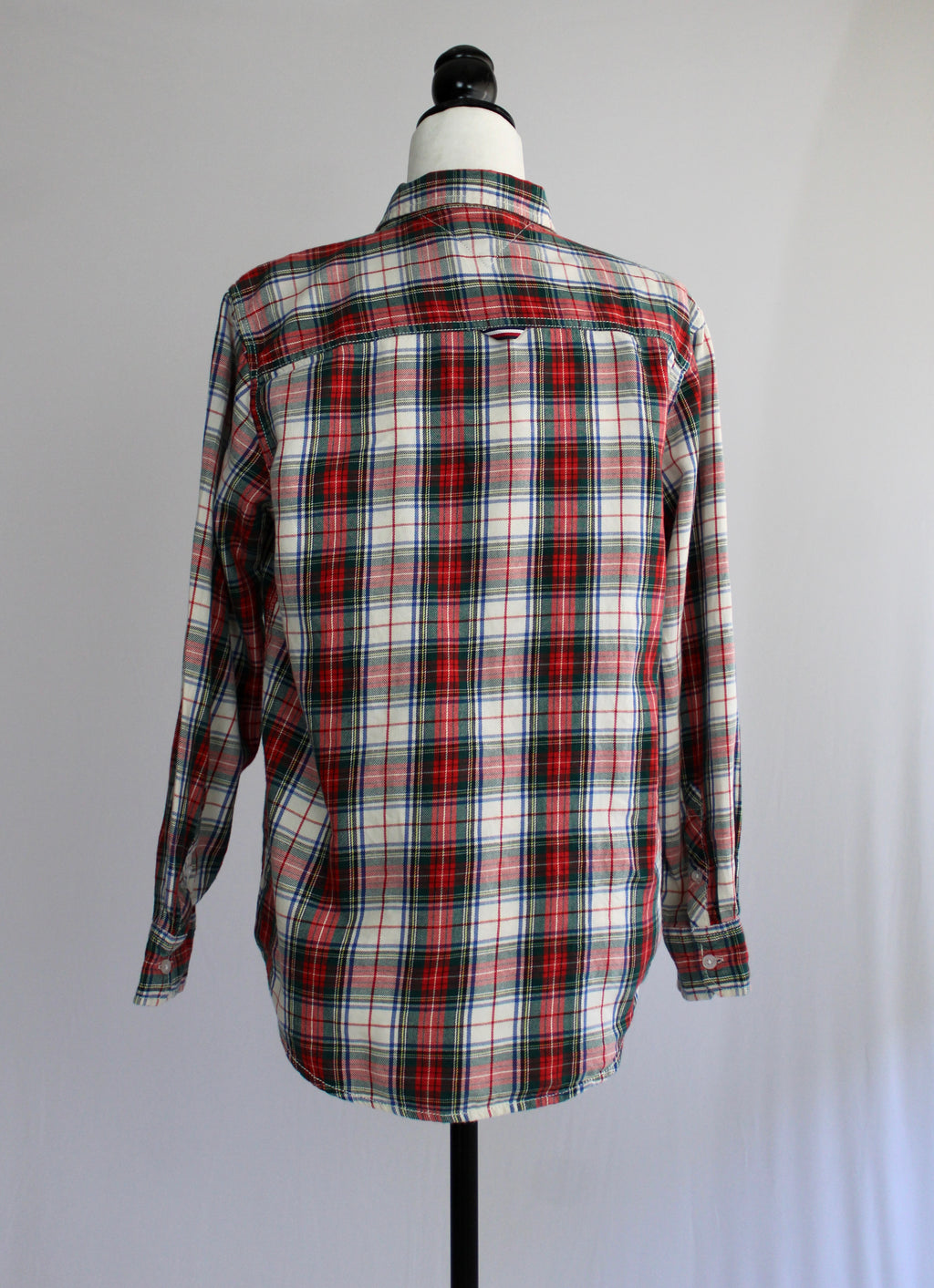 Detalhe das costas da camisa aos quadrados Tommy Hilfiger