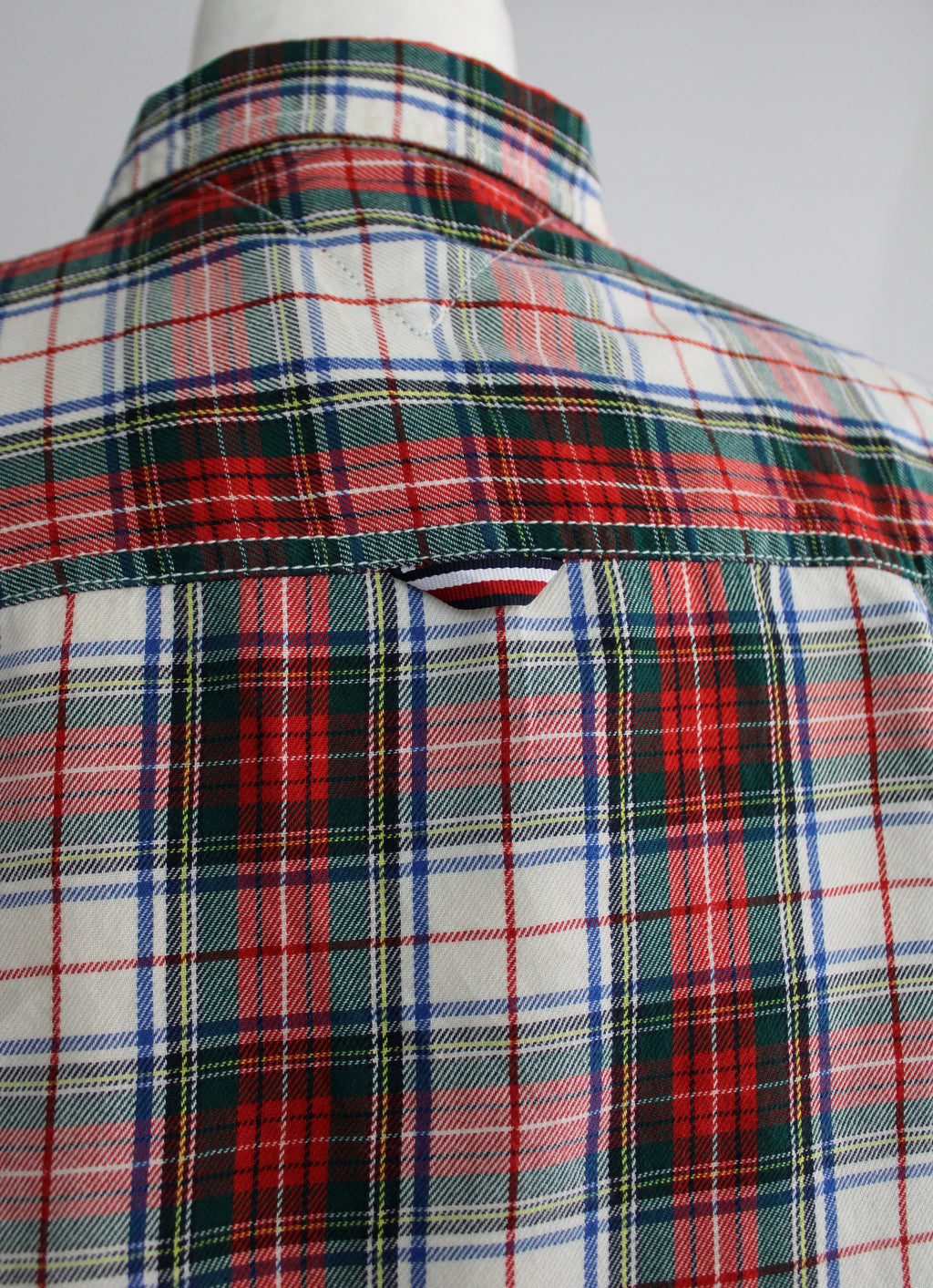 Camisa aos quadrados Tommy Hilfiger, vista de frente