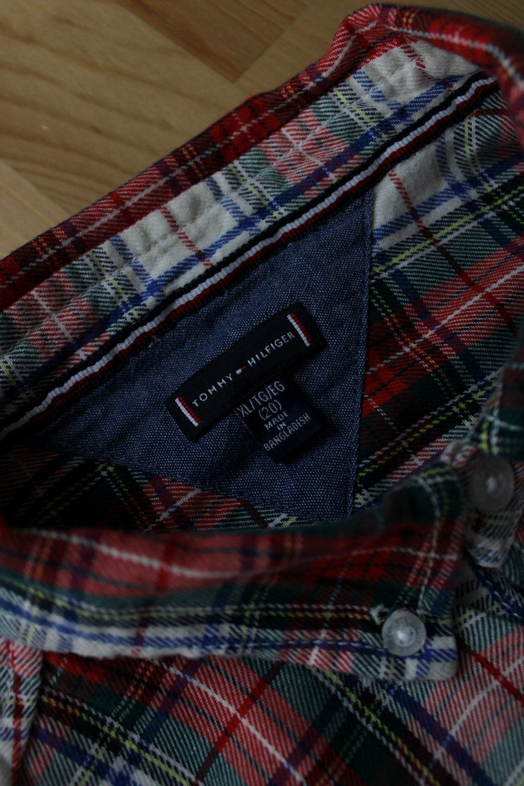 Camisa aos quadrados Tommy Hilfiger, vista de costas