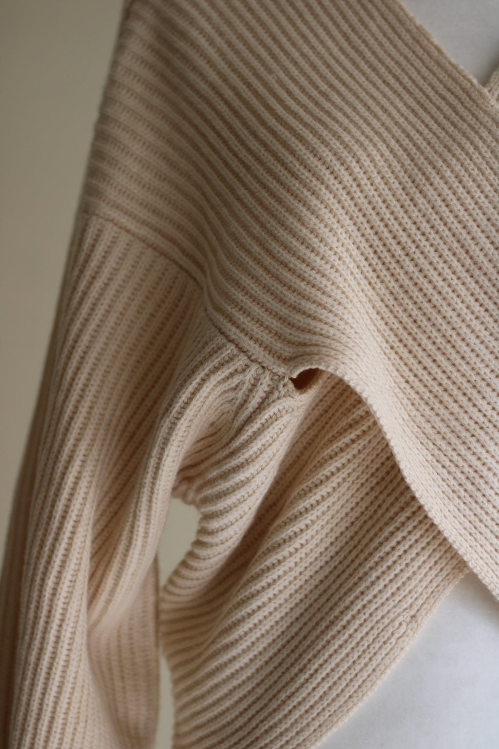 Tricot Lily Rose bege transpassado elegante