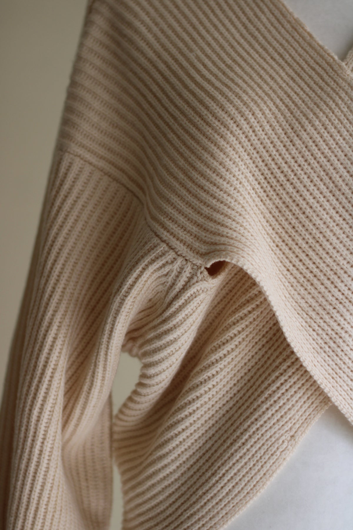 Tricot Lily Rose bege transpassado elegante