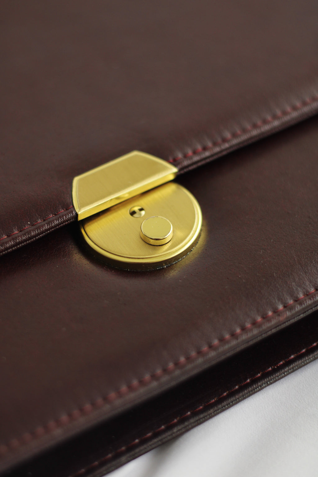 Mala Vintage em Pele Castanha com Fecho Dourado