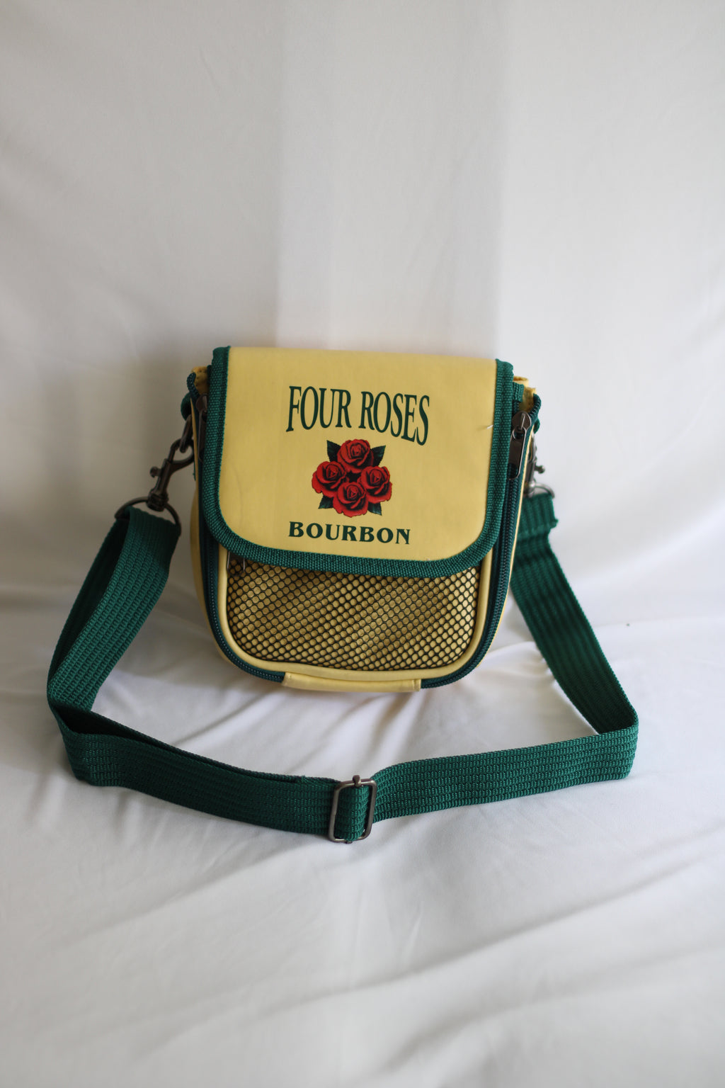 Mala Vintage Four Roses Bourbon 18x20 cm – Bolsa Tiracolo Retrô Verde e Amarela