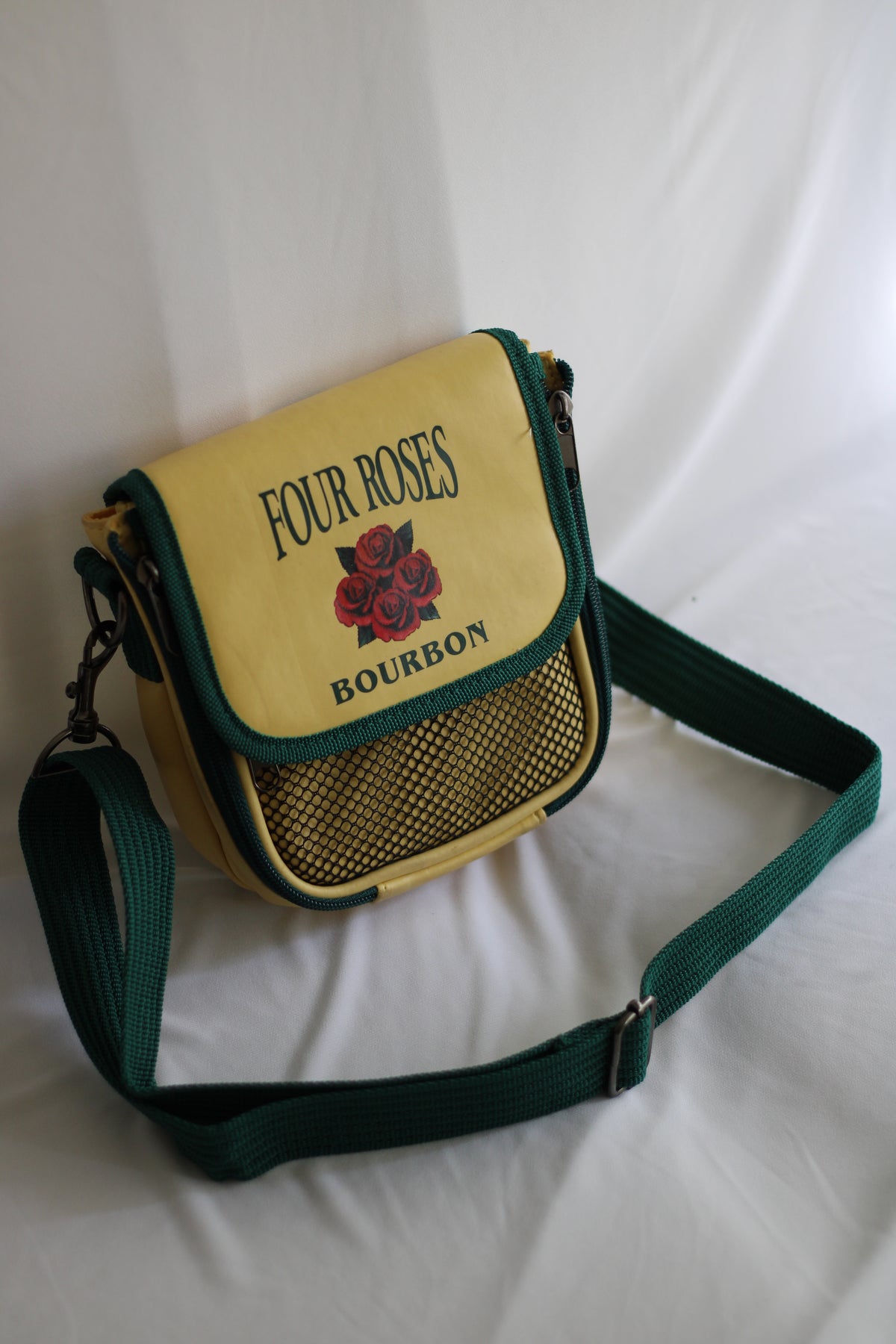 Mala Vintage Four Roses Bourbon 18x20 cm – Bolsa Tiracolo Retrô Verde e Amarela