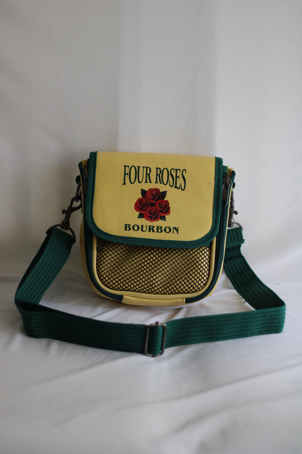 Mala Vintage Four Roses Bourbon 18x20 cm – Bolsa Tiracolo Retrô Verde e Amarela