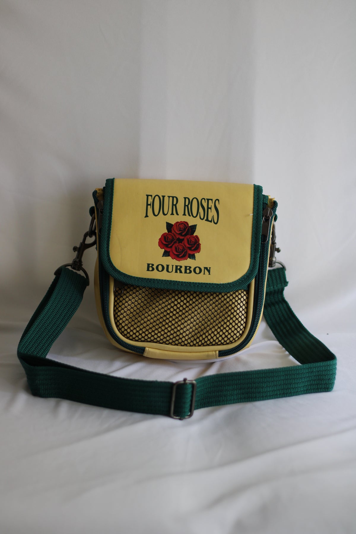 Mala Vintage Four Roses Bourbon 18x20 cm – Bolsa Tiracolo Retrô Verde e Amarela