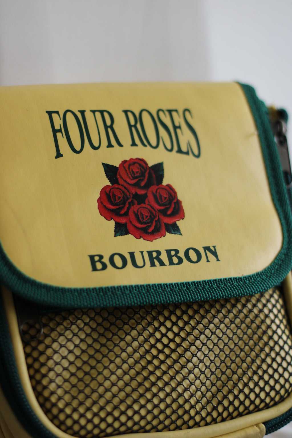 Mala Vintage Four Roses Bourbon 18x20 cm – Bolsa Tiracolo Retrô Verde e Amarela