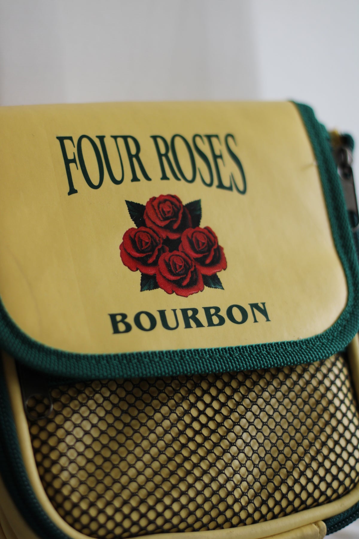 Mala Vintage Four Roses Bourbon 18x20 cm – Bolsa Tiracolo Retrô Verde e Amarela