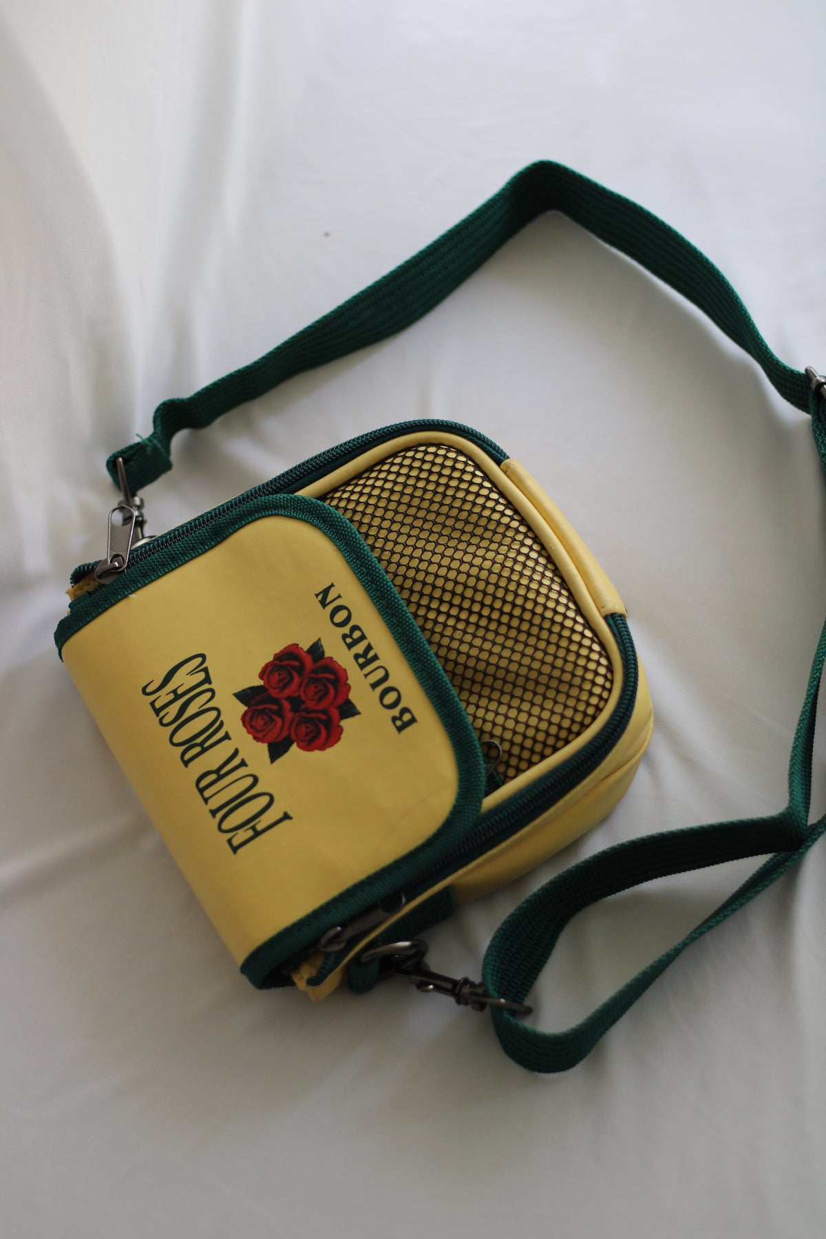 Mala Vintage Four Roses Bourbon 18x20 cm – Bolsa Tiracolo Retrô Verde e Amarela