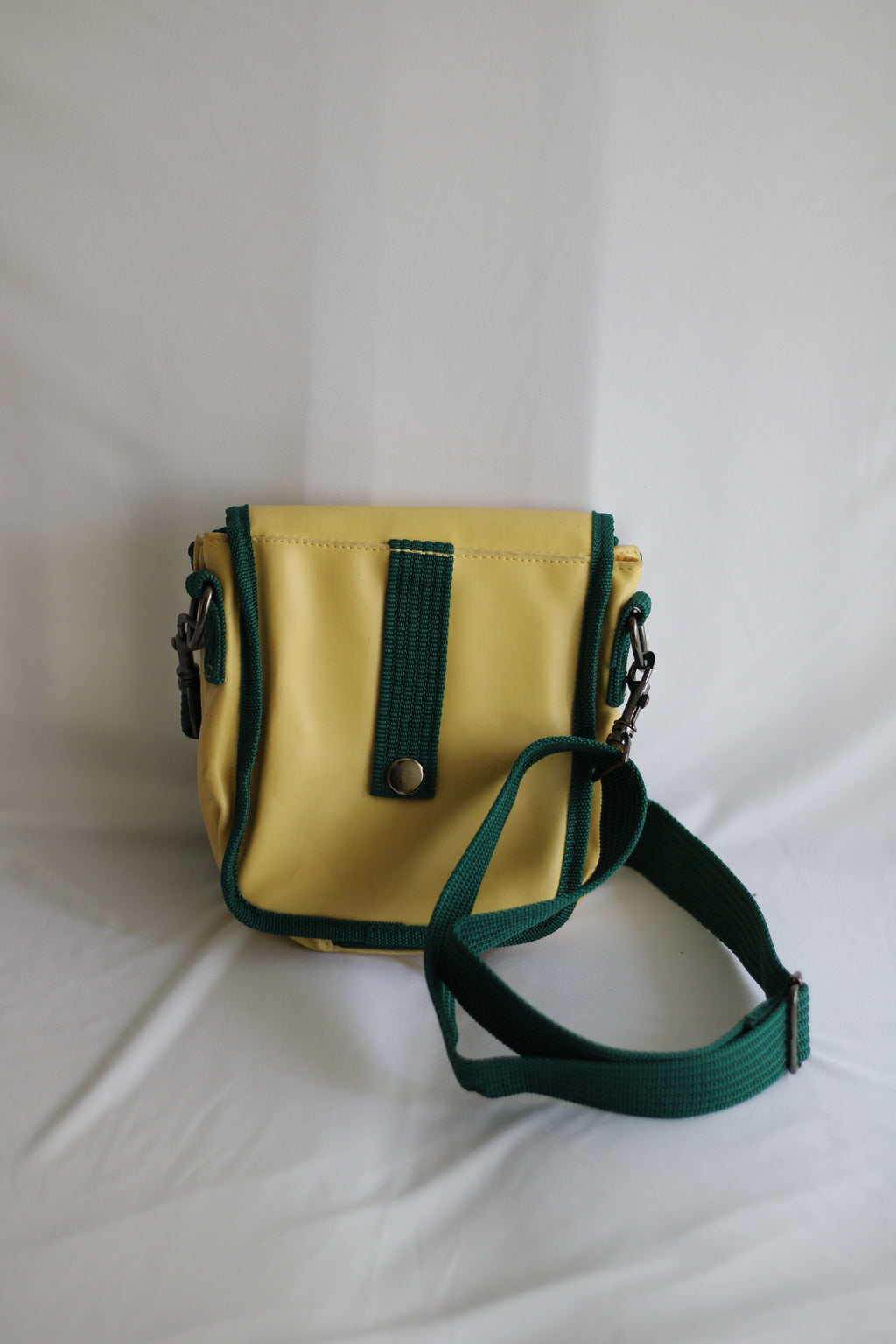 Mala Vintage Four Roses Bourbon 18x20 cm – Bolsa Tiracolo Retrô Verde e Amarela