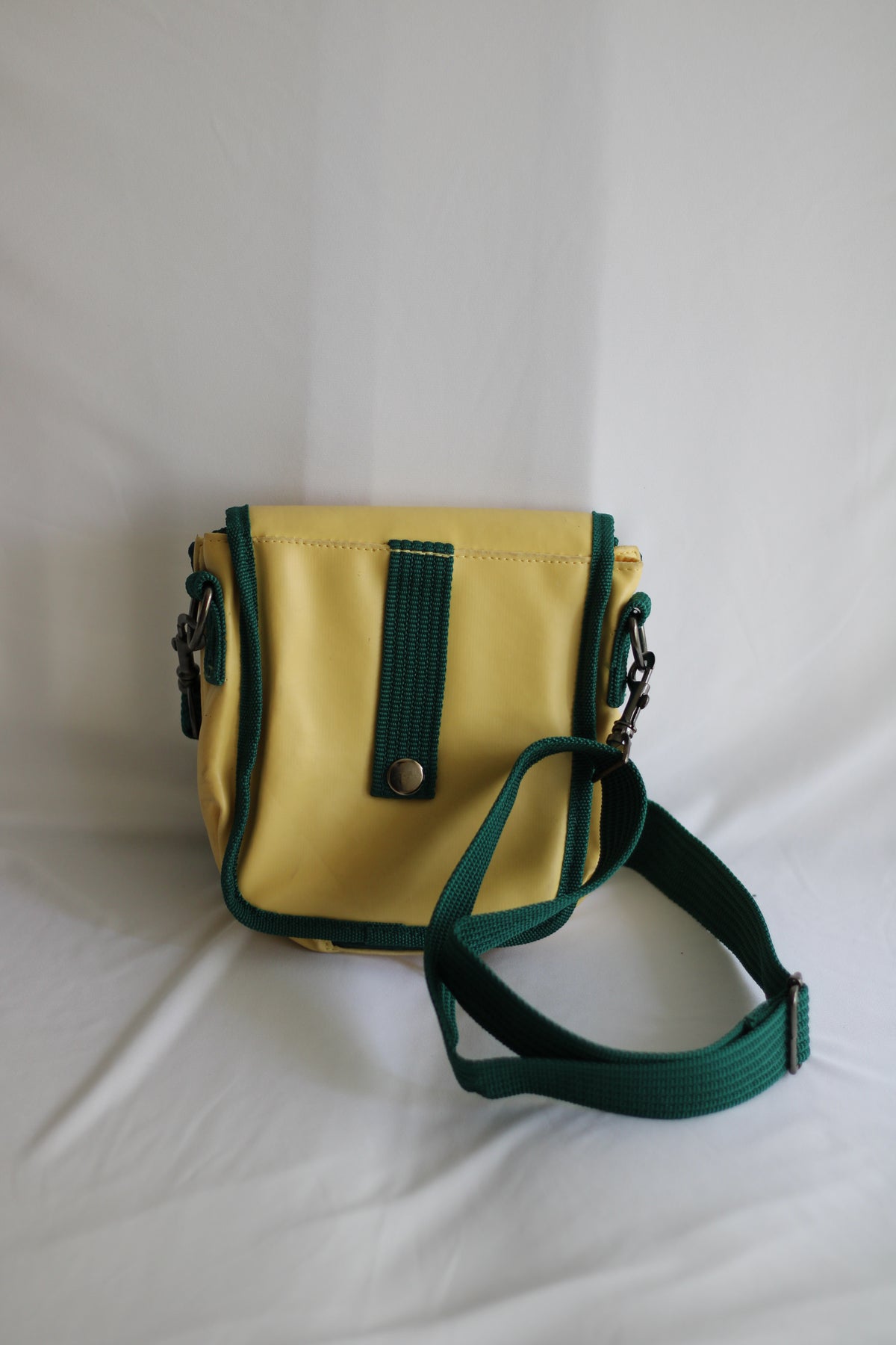 Mala Vintage Four Roses Bourbon 18x20 cm – Bolsa Tiracolo Retrô Verde e Amarela