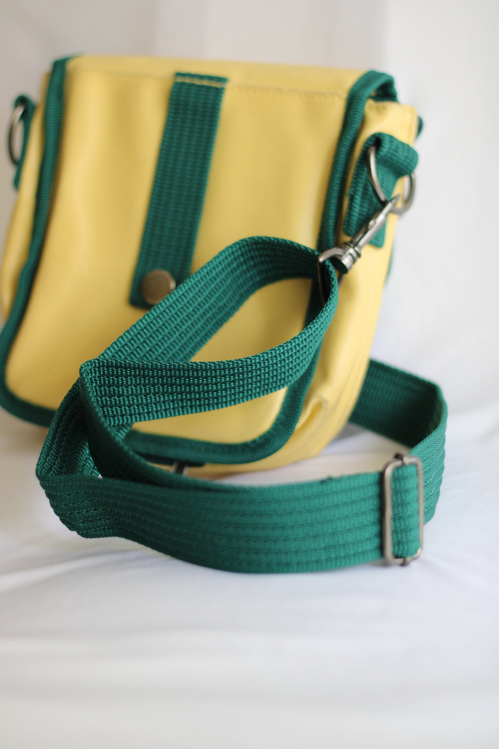 Mala Vintage Four Roses Bourbon 18x20 cm – Bolsa Tiracolo Retrô Verde e Amarela