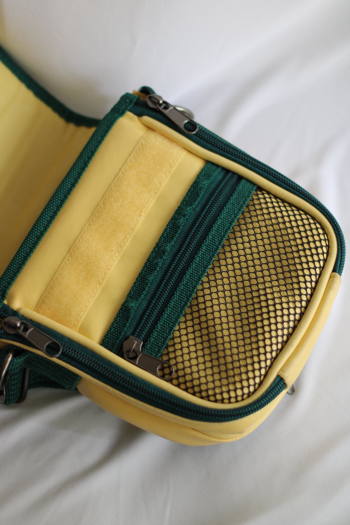 Mala Vintage Four Roses Bourbon 18x20 cm – Bolsa Tiracolo Retrô Verde e Amarela
