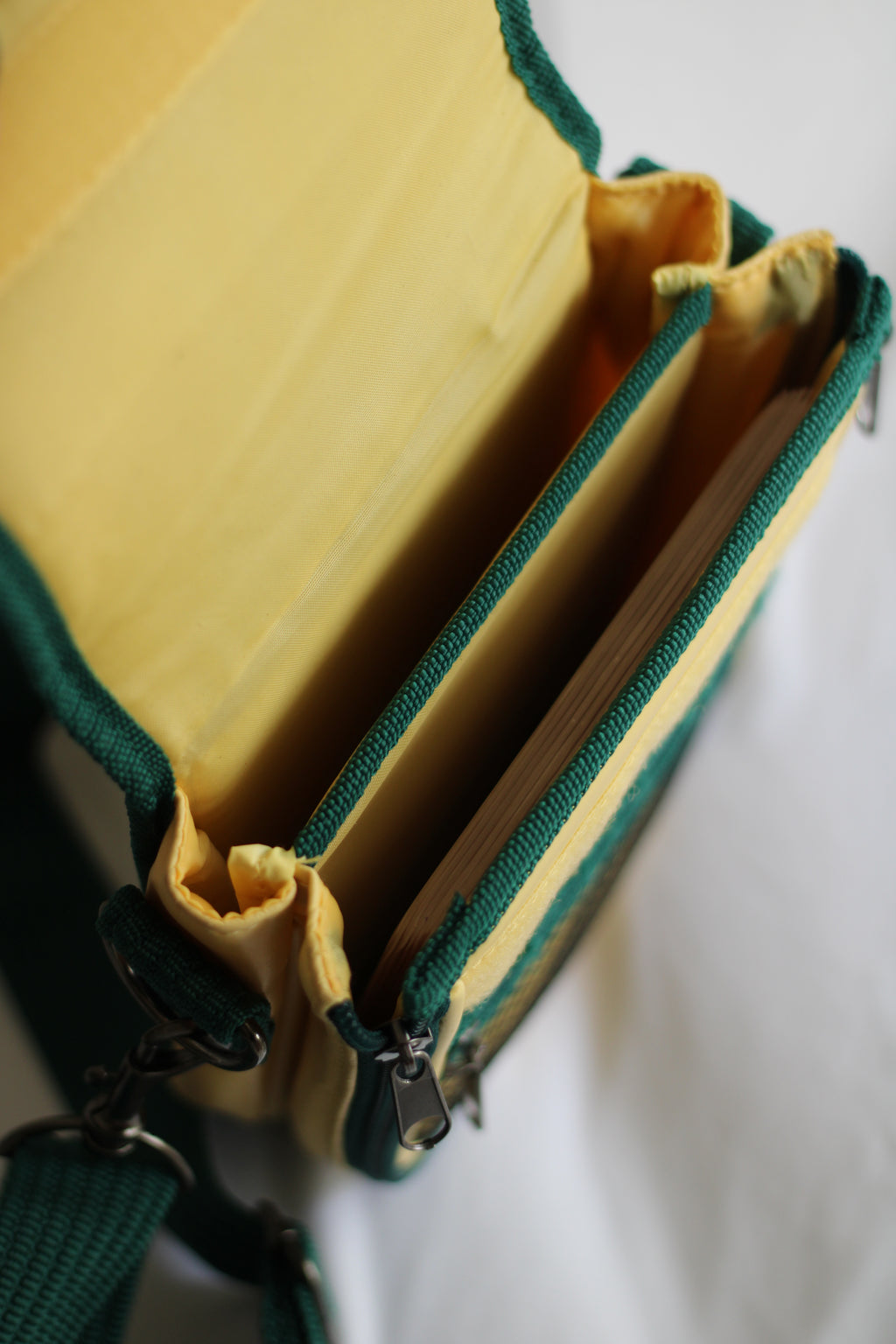 Mala Vintage Four Roses Bourbon 18x20 cm – Bolsa Tiracolo Retrô Verde e Amarela
