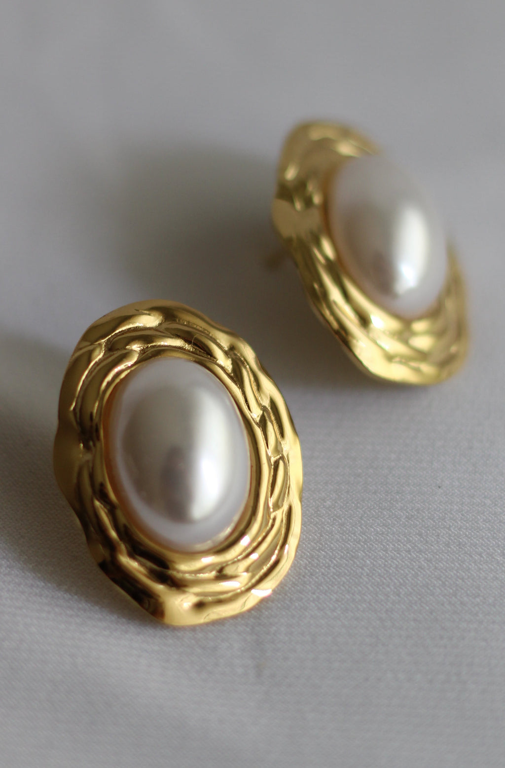 Brincos Vintage em Aço Inoxidável Dourado com Pérola – Elegantes e Sofisticados