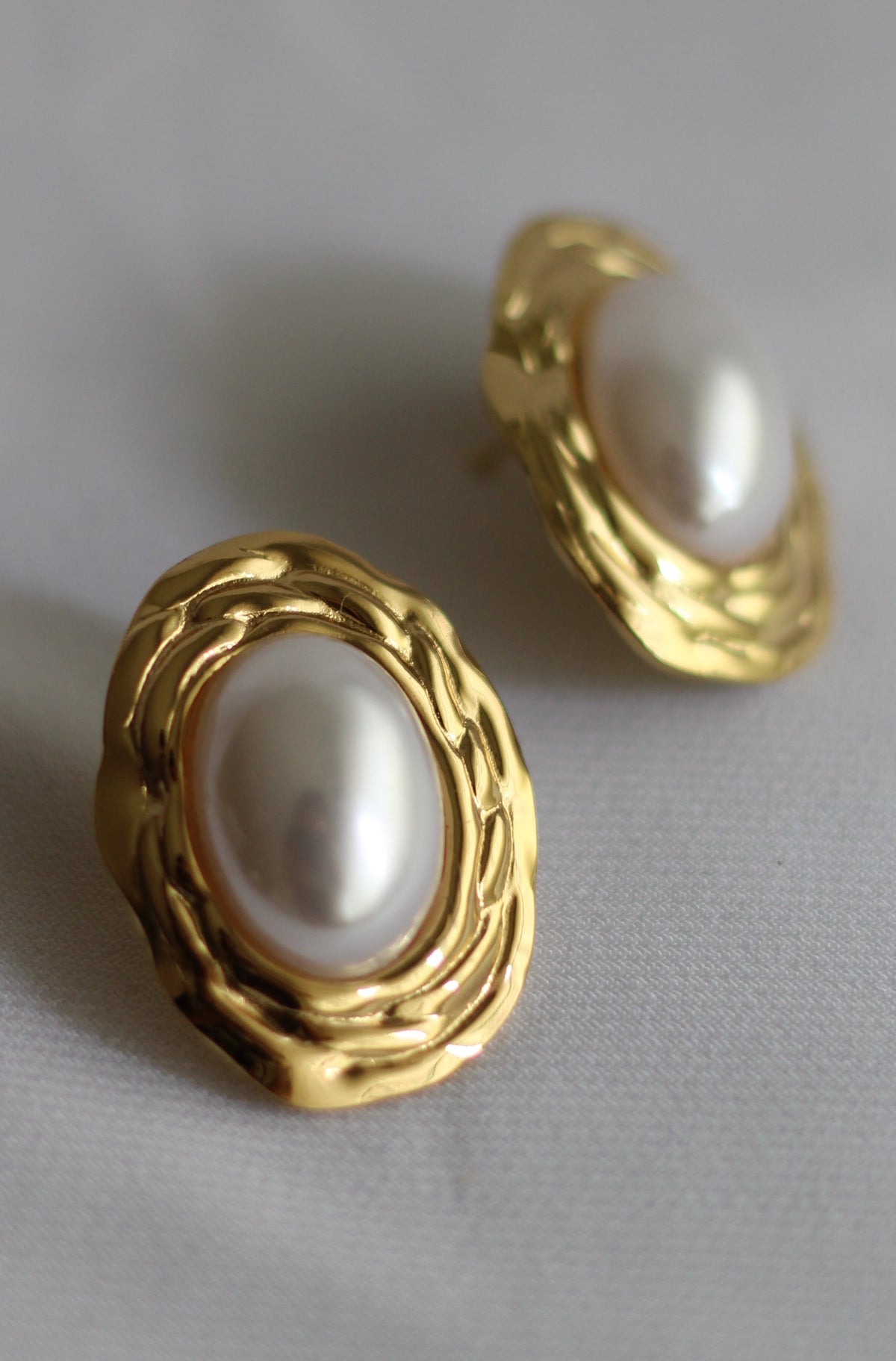Brincos Vintage em Aço Inoxidável Dourado com Pérola – Elegantes e Sofisticados