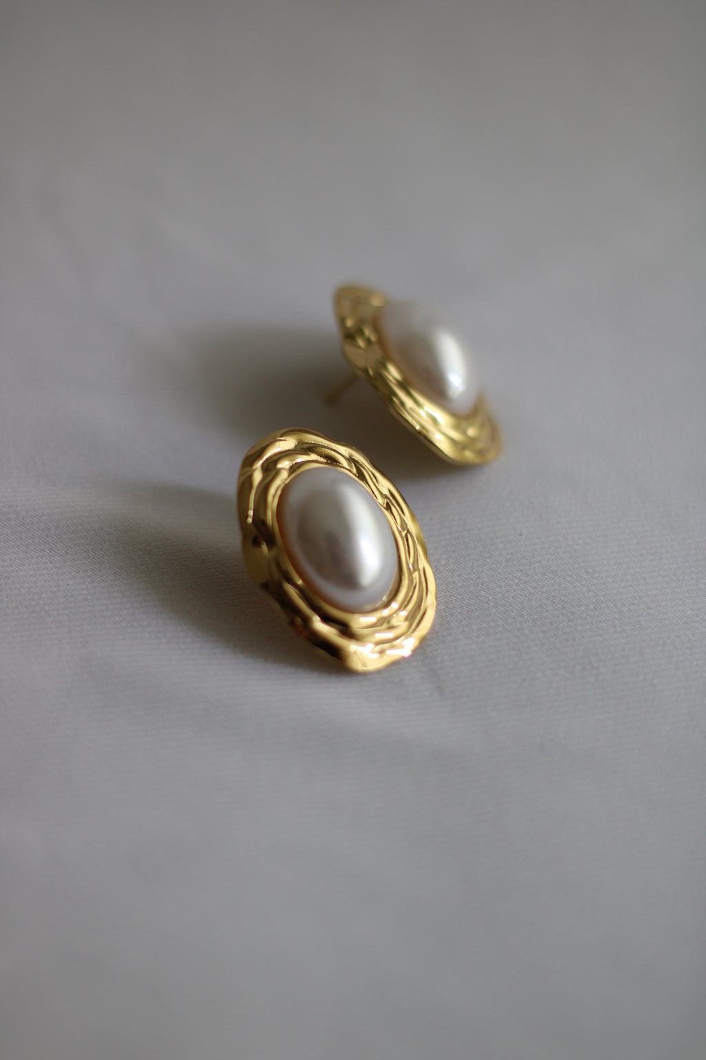 Brincos Vintage em Aço Inoxidável Dourado com Pérola – Elegantes e Sofisticados