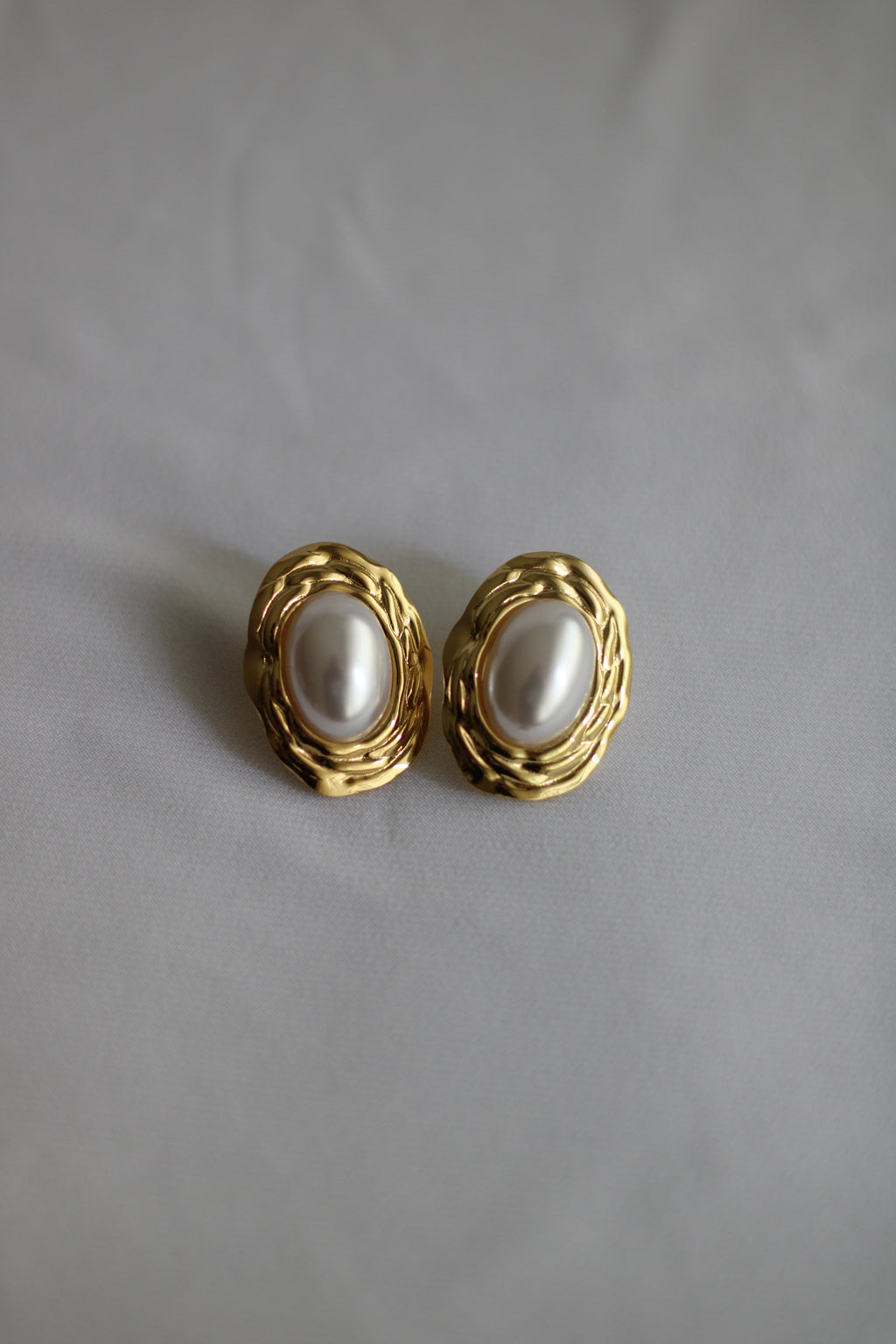 Brincos Vintage em Aço Inoxidável Dourado com Pérola – Elegantes e Sofisticados