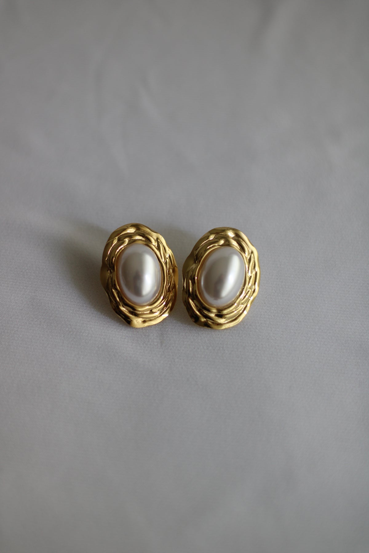 Brincos Vintage em Aço Inoxidável Dourado com Pérola – Elegantes e Sofisticados