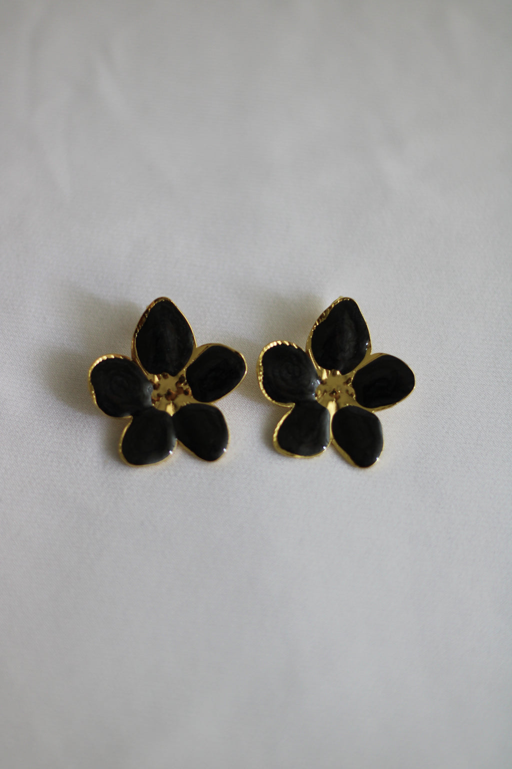 Brinco Flor Preto em Aço Inoxidável Dourado – Elegante e Moderno