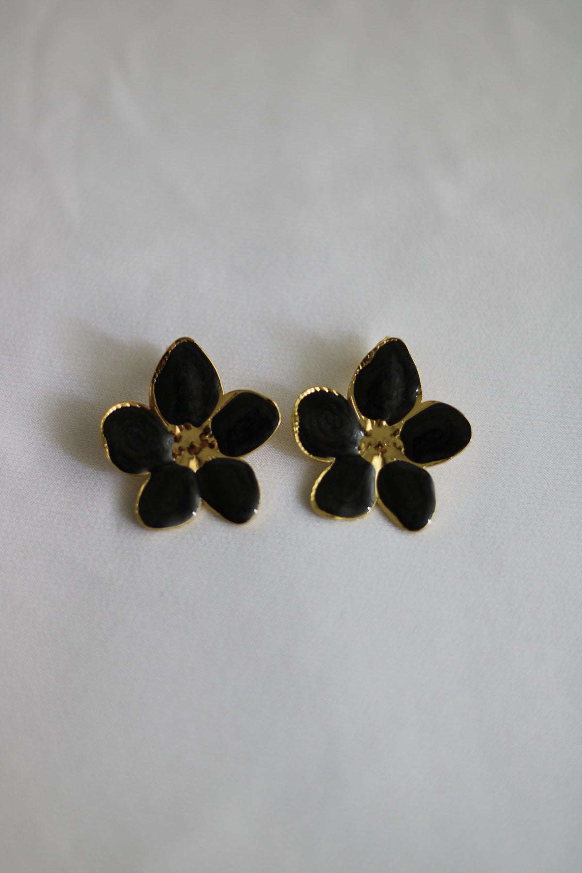 Brinco Flor Preto em Aço Inoxidável Dourado – Elegante e Moderno