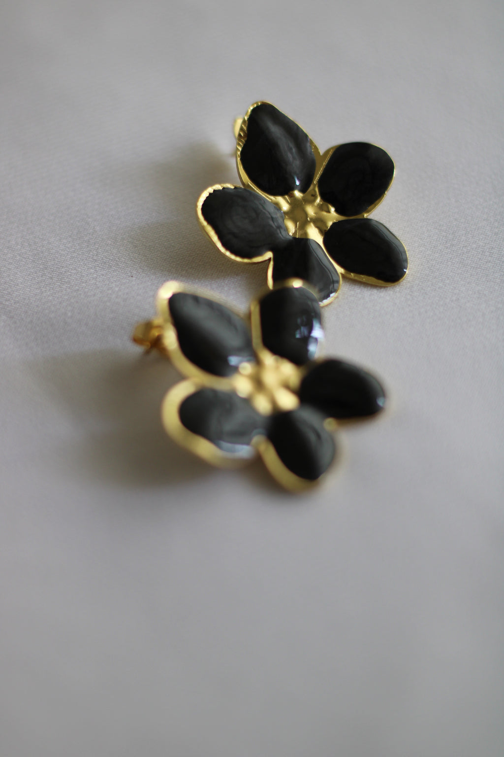 Brinco Flor Preto em Aço Inoxidável Dourado – Elegante e Moderno