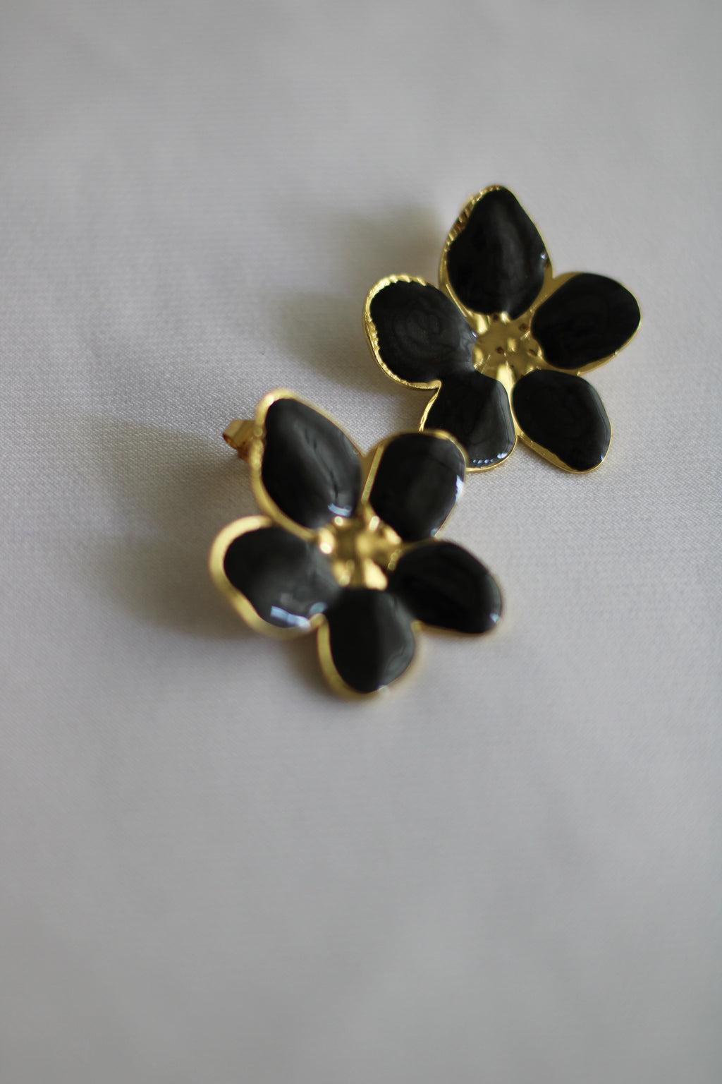 Brinco Flor Preto em Aço Inoxidável Dourado – Elegante e Moderno