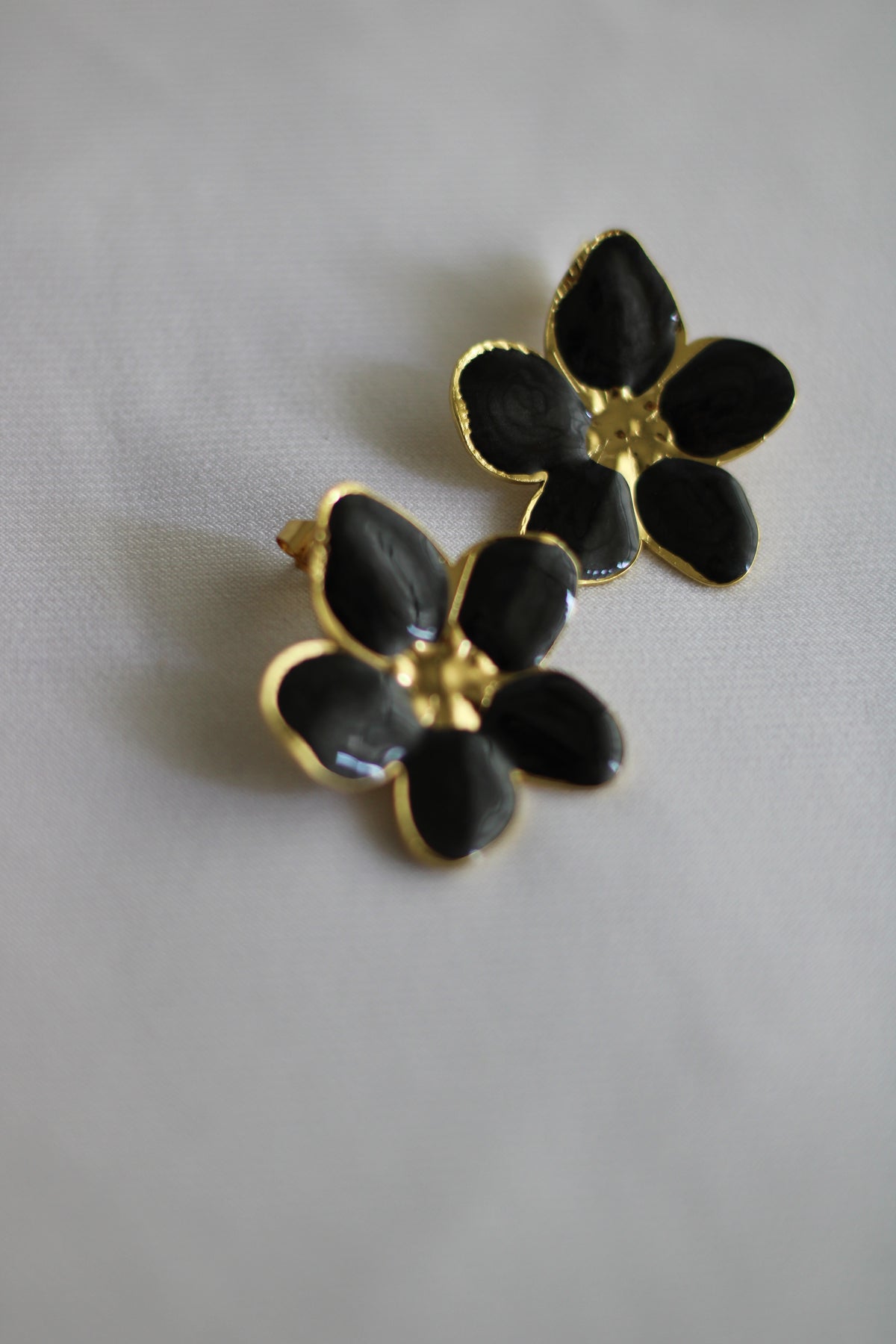 Brinco Flor Preto em Aço Inoxidável Dourado – Elegante e Moderno