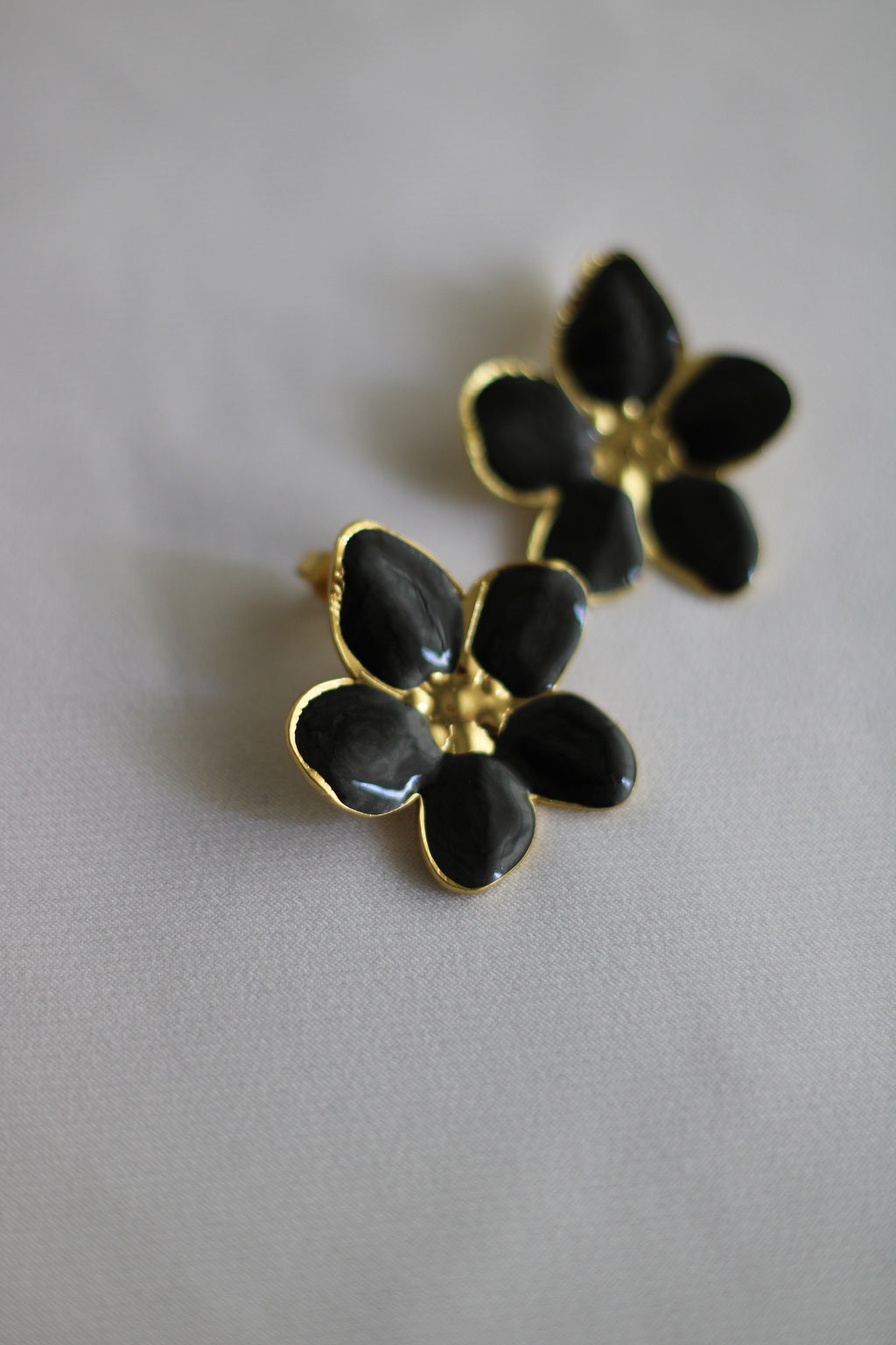 Brinco Flor Preto em Aço Inoxidável Dourado – Elegante e Moderno