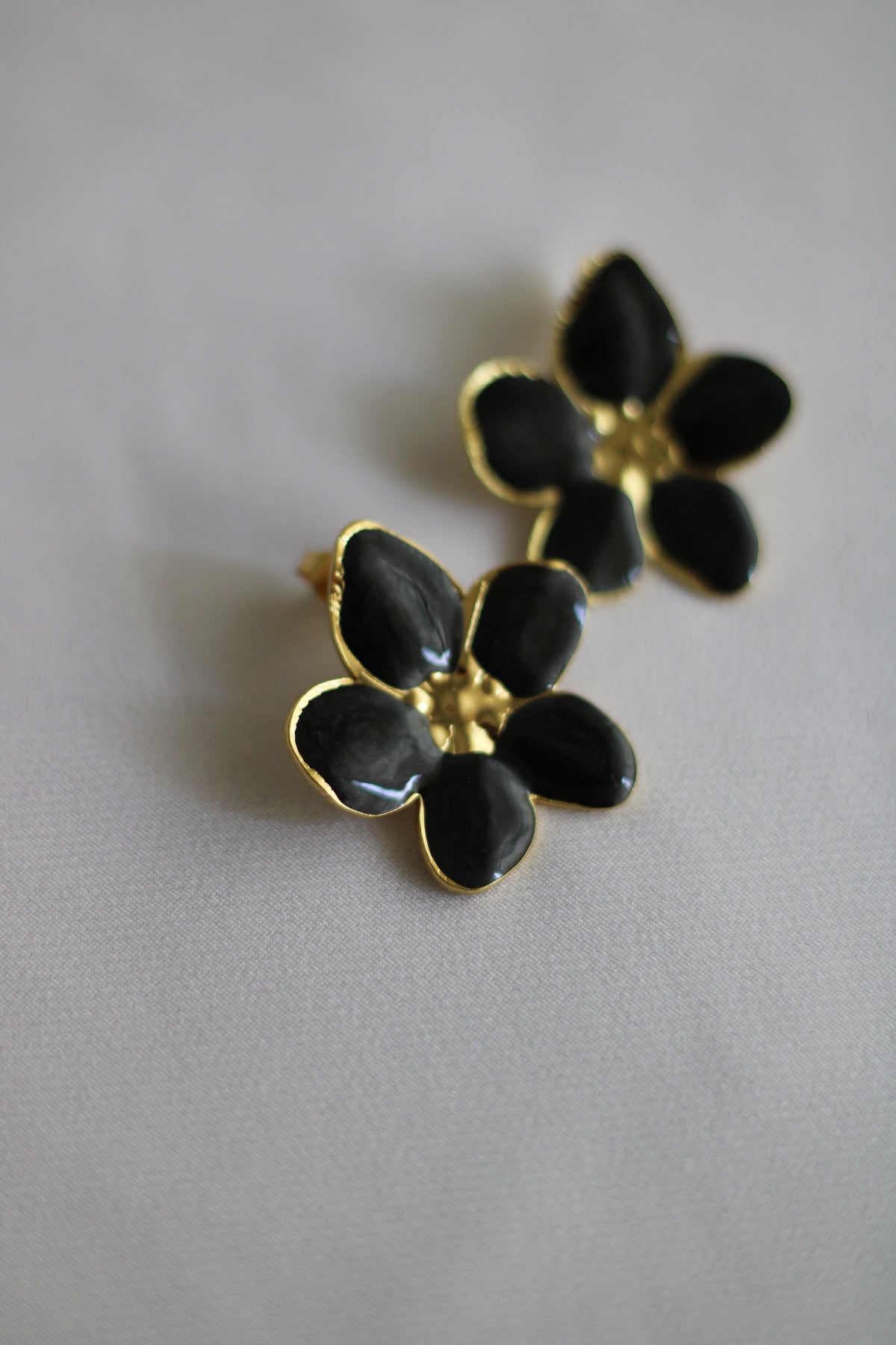 Brinco Flor Preto em Aço Inoxidável Dourado – Elegante e Moderno