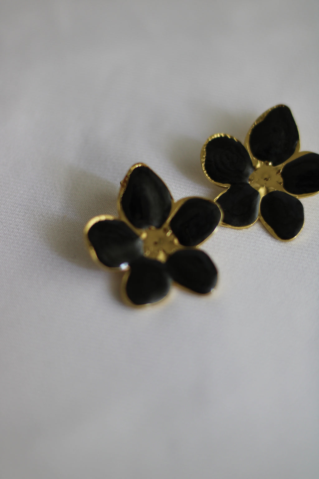 Brinco Flor Preto em Aço Inoxidável Dourado – Elegante e Moderno
