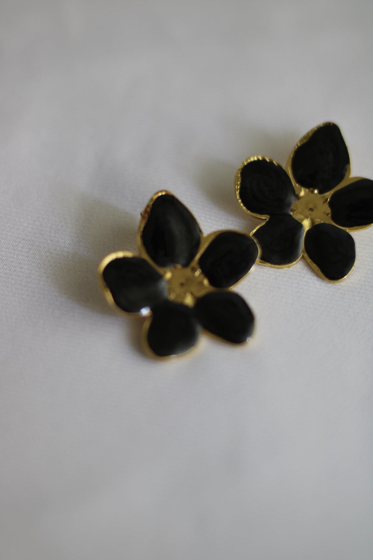 Brinco Flor Preto em Aço Inoxidável Dourado – Elegante e Moderno