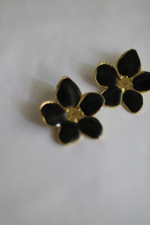 Brinco Flor Preto em Aço Inoxidável Dourado – Elegante e Moderno
