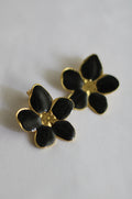 Brinco Flor Preto em Aço Inoxidável Dourado – Elegante e Moderno