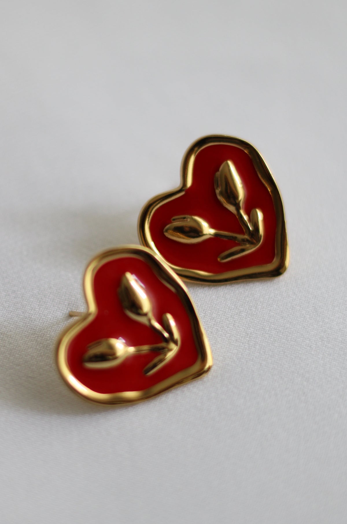 Brinco Coração Vermelho em Aço Inoxidável Dourado – Delicado e Romântico