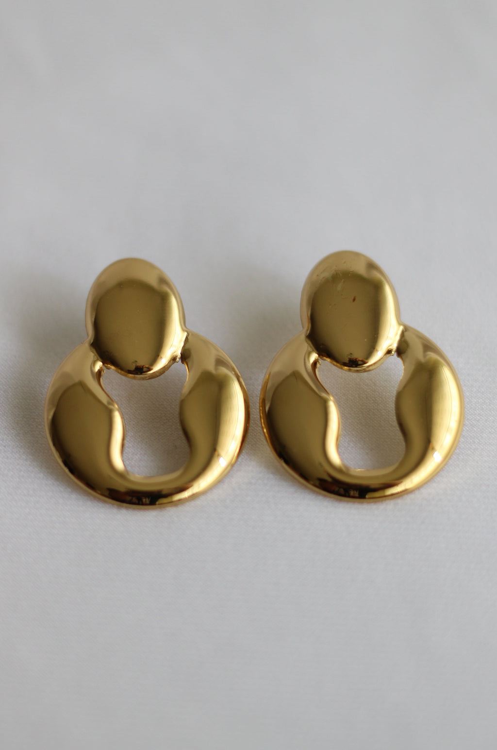 Brinco Dourado Orgânico em Aço Inoxidável – Argola Moderna e Elegante