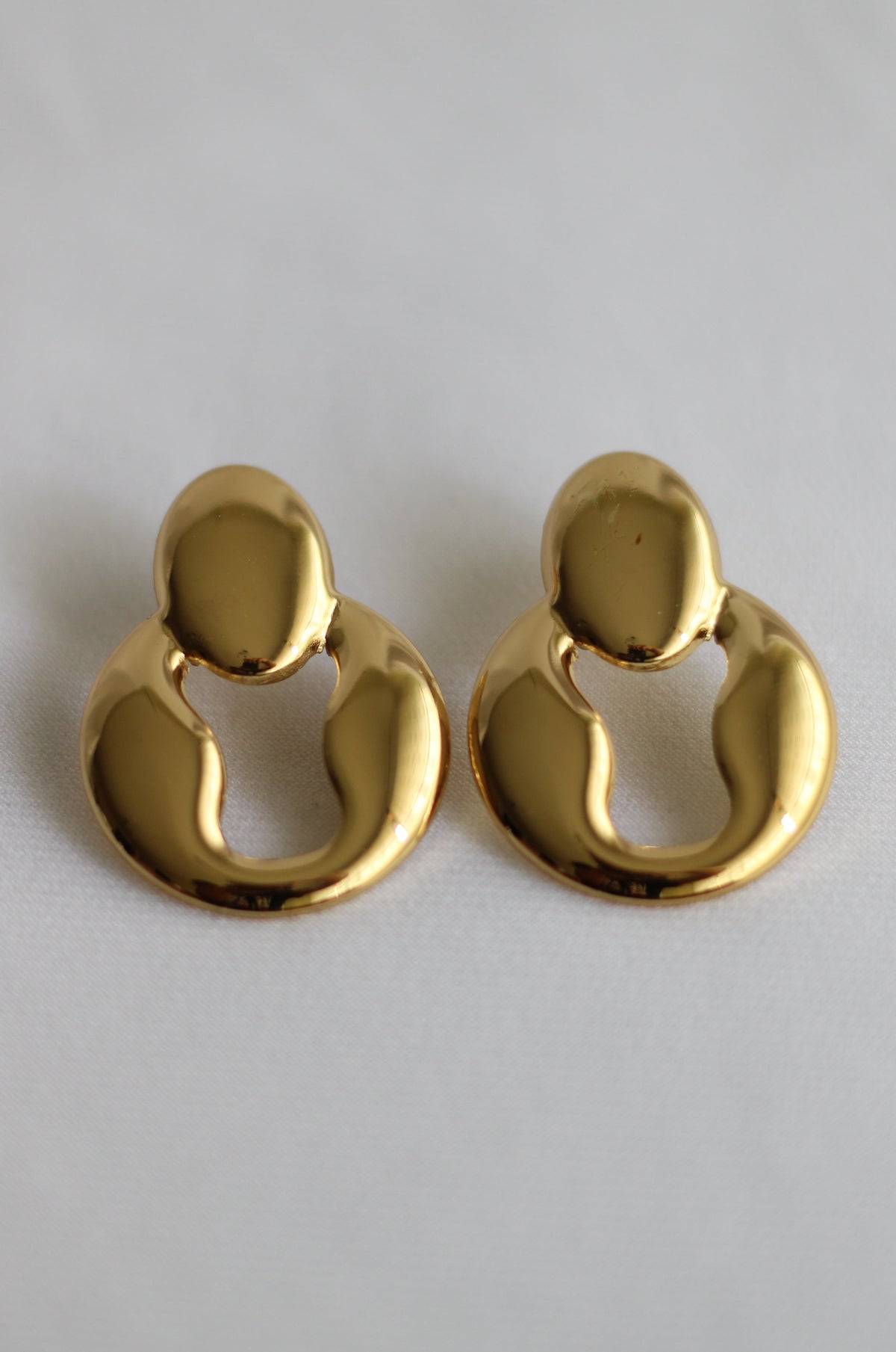 Brinco Dourado Orgânico em Aço Inoxidável – Argola Moderna e Elegante