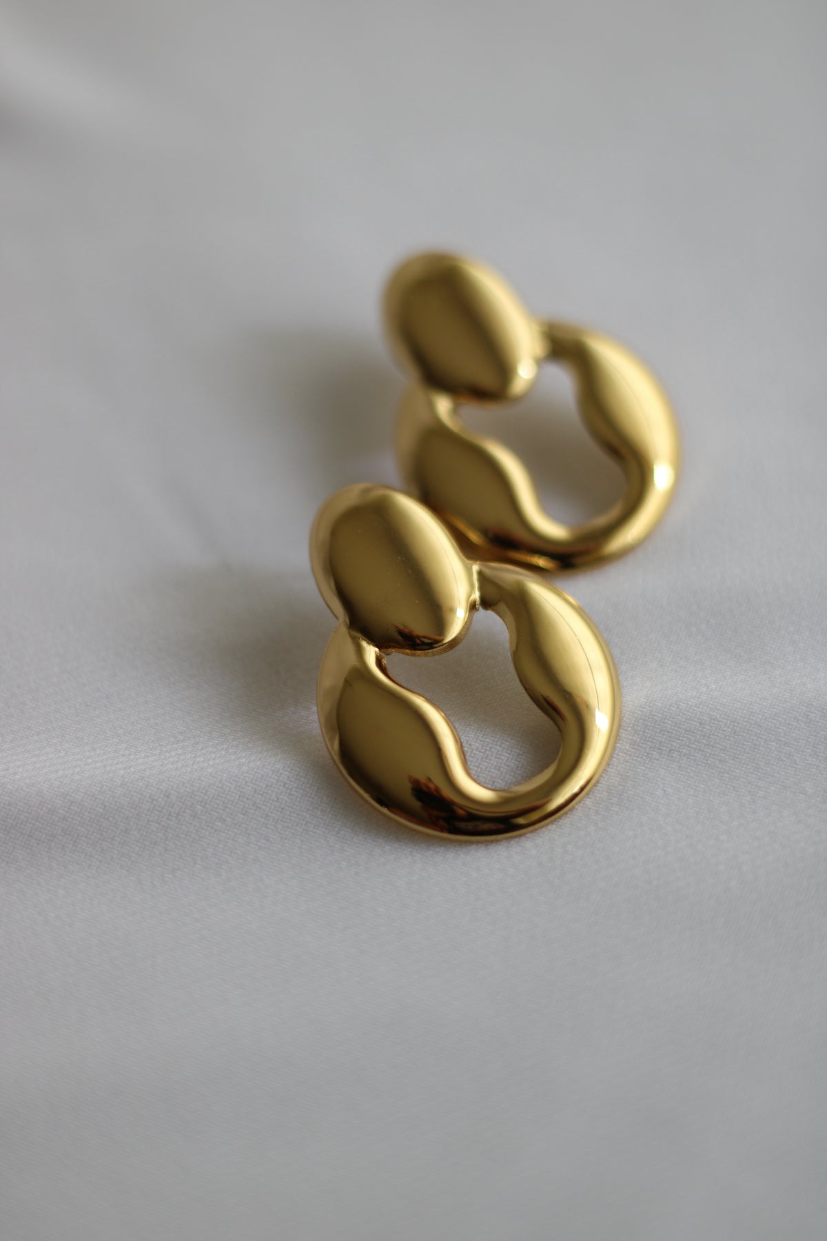 Brinco Dourado Orgânico em Aço Inoxidável – Argola Moderna e Elegante