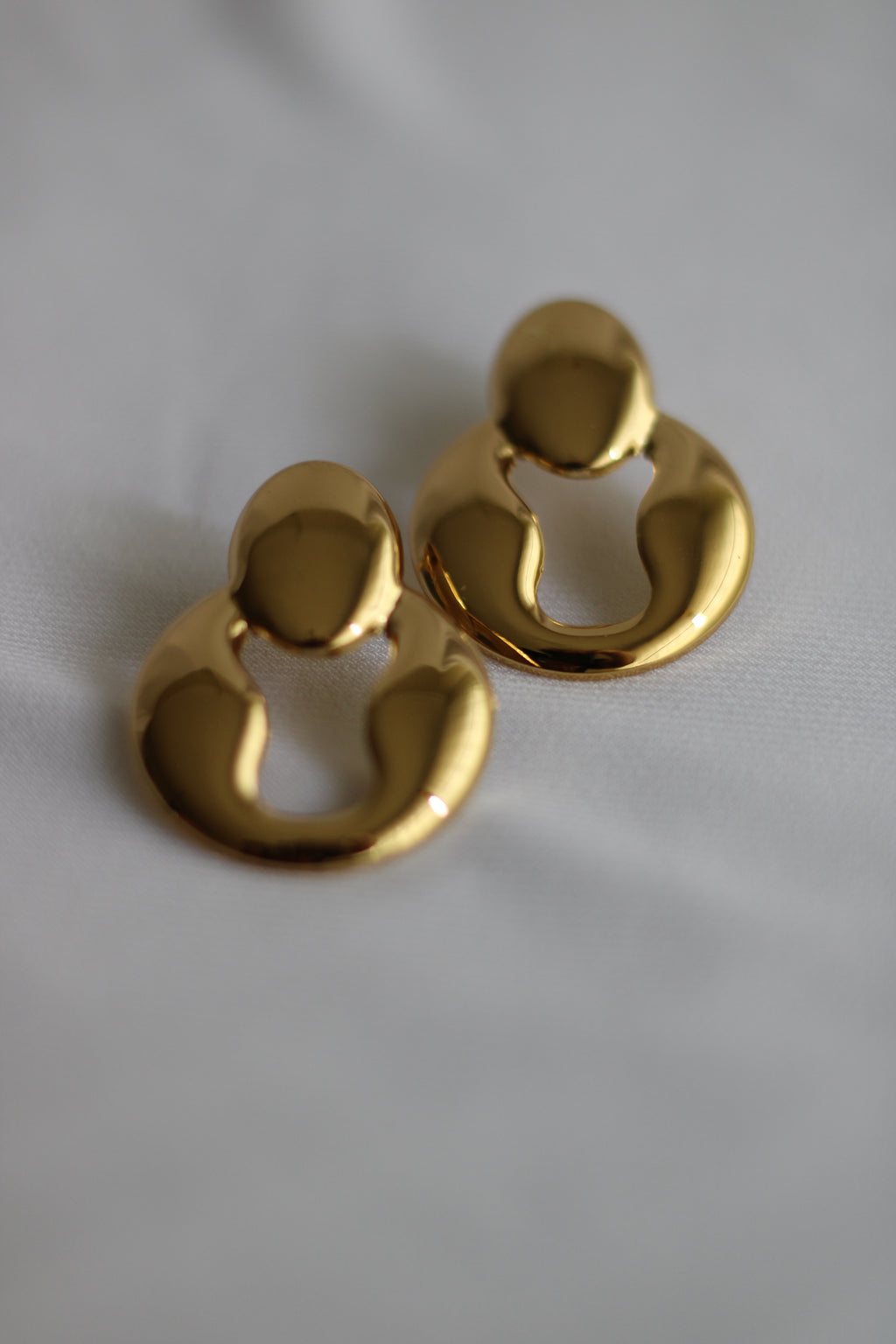 Brinco Dourado Orgânico em Aço Inoxidável – Argola Moderna e Elegante