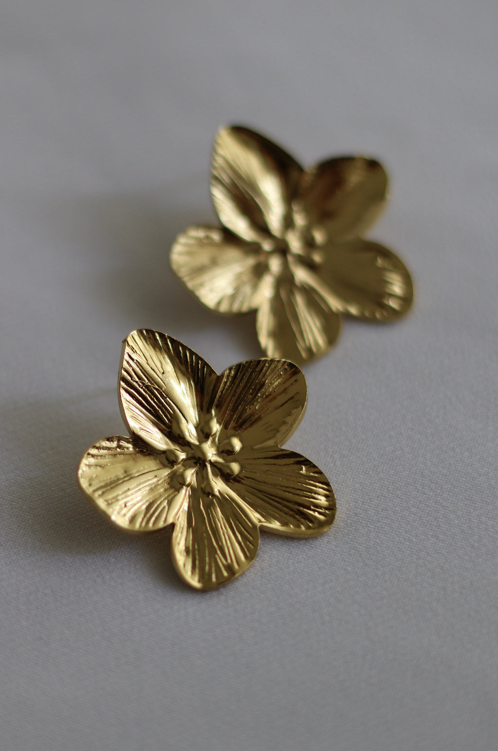 Brinco floral dourado em aço inoxidável