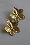 Brinco floral dourado em aço inoxidável