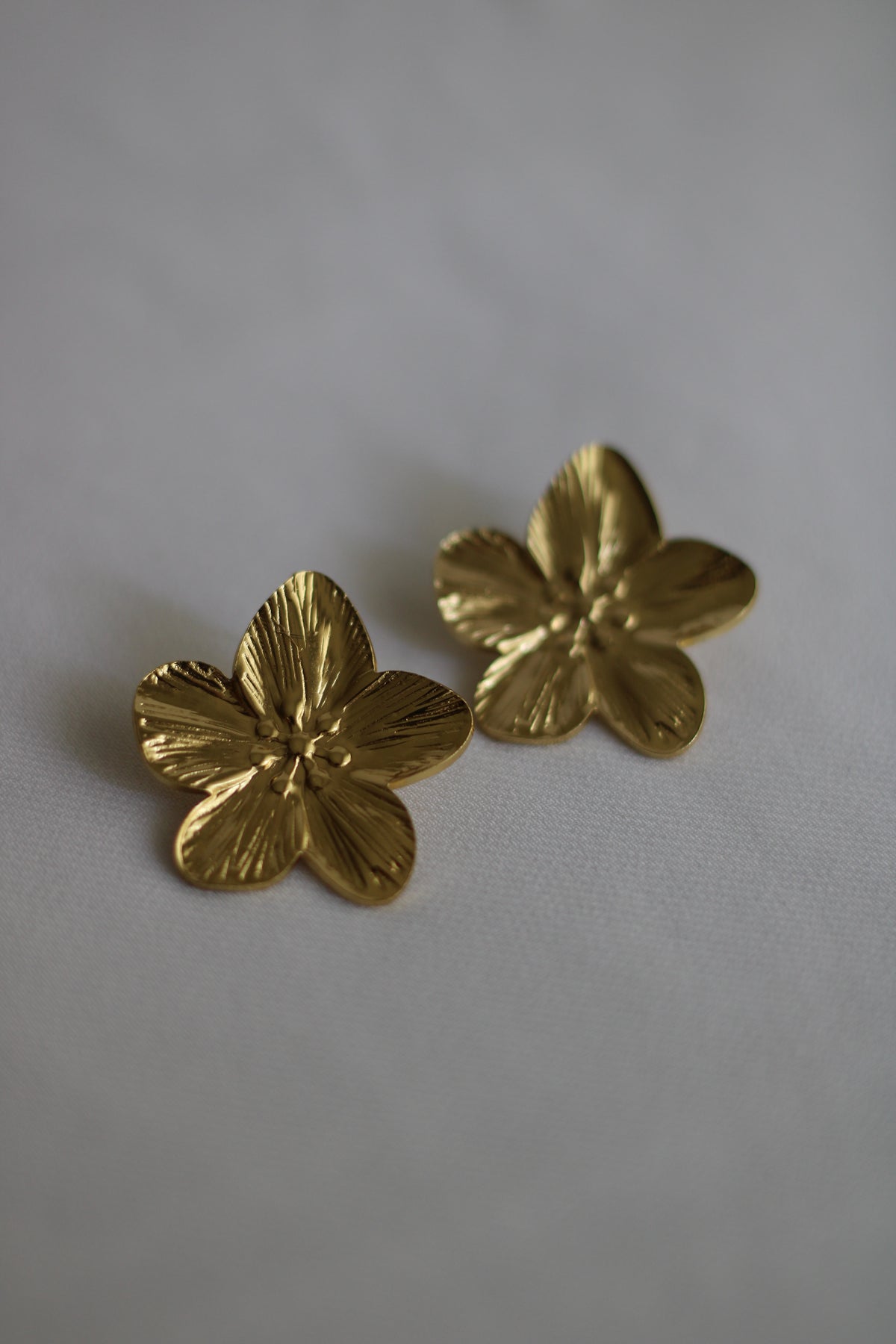 Brinco floral dourado em aço inoxidável