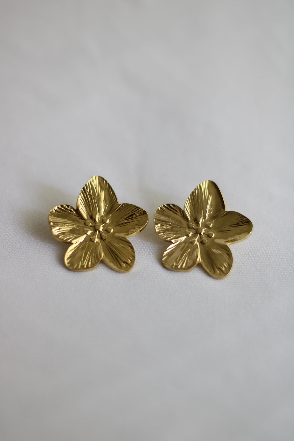 Brinco floral dourado em aço inoxidável