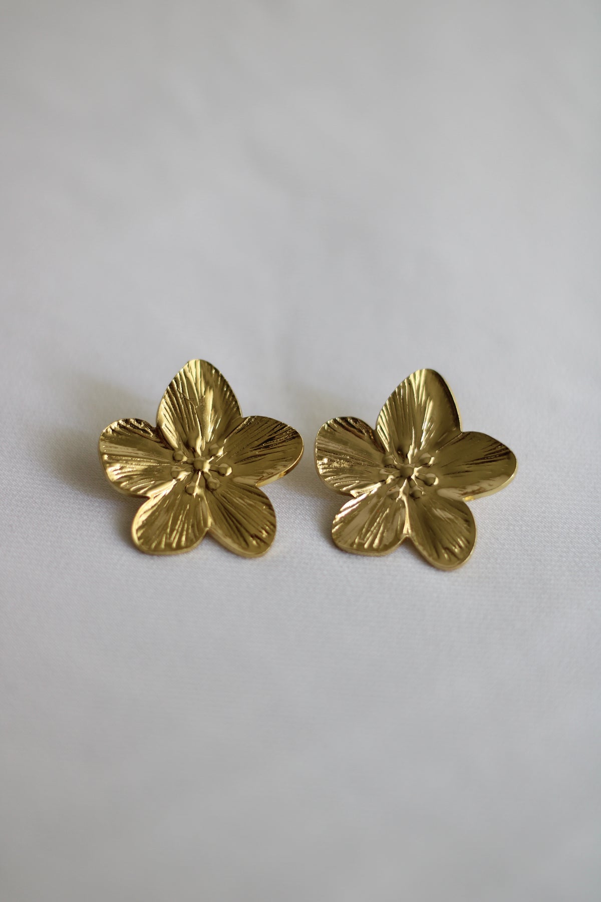 Brinco floral dourado em aço inoxidável