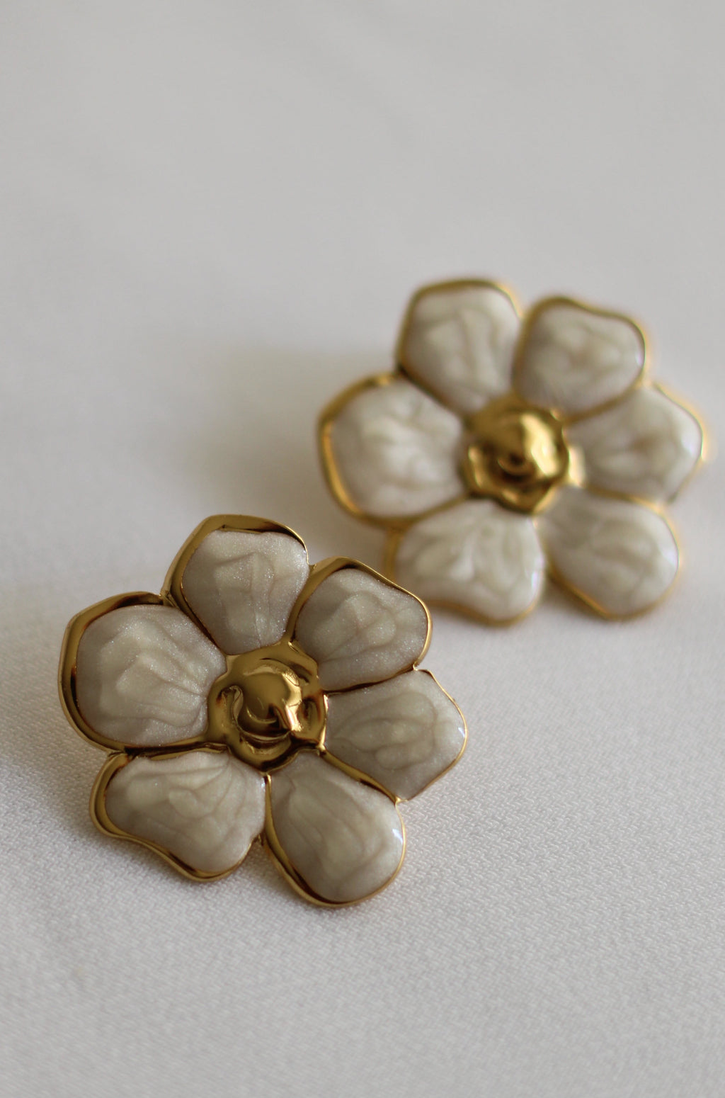 Brinco Flor Dourado em Aço Inoxidável com Detalhes Perolados