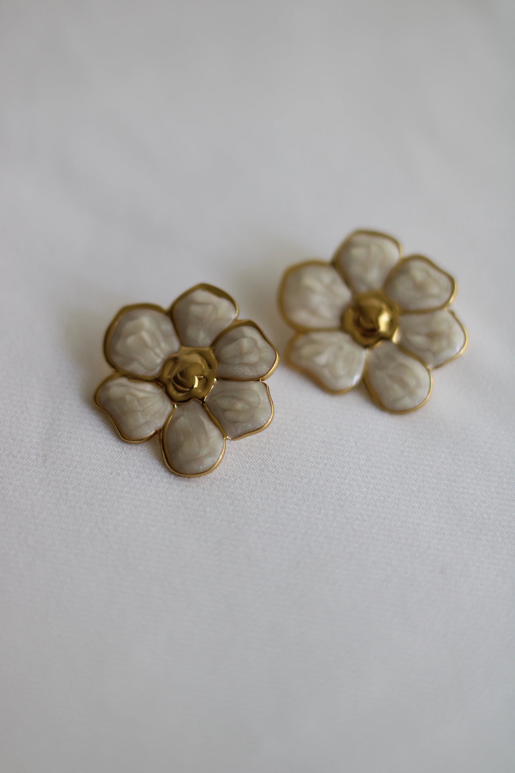 Brinco Flor Dourado em Aço Inoxidável com Detalhes Perolados