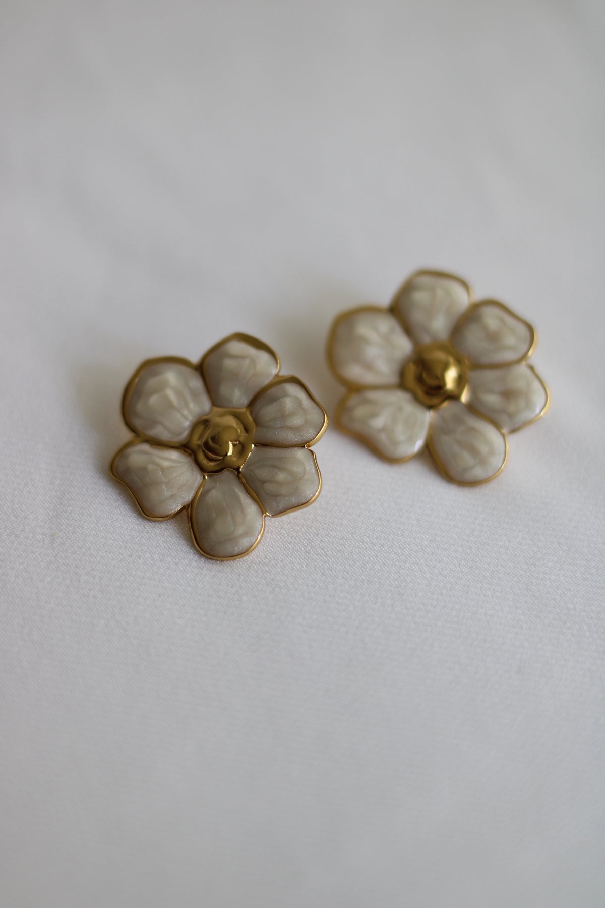 Brinco Flor Dourado em Aço Inoxidável com Detalhes Perolados