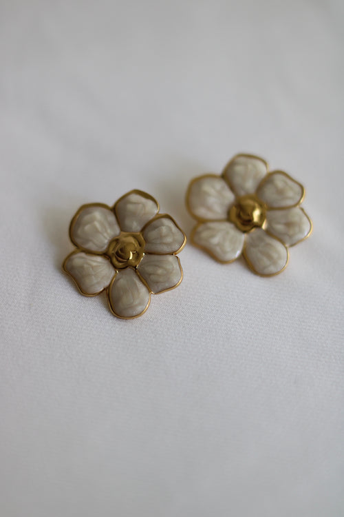 Brinco Flor Dourado em Aço Inoxidável com Detalhes Perolados