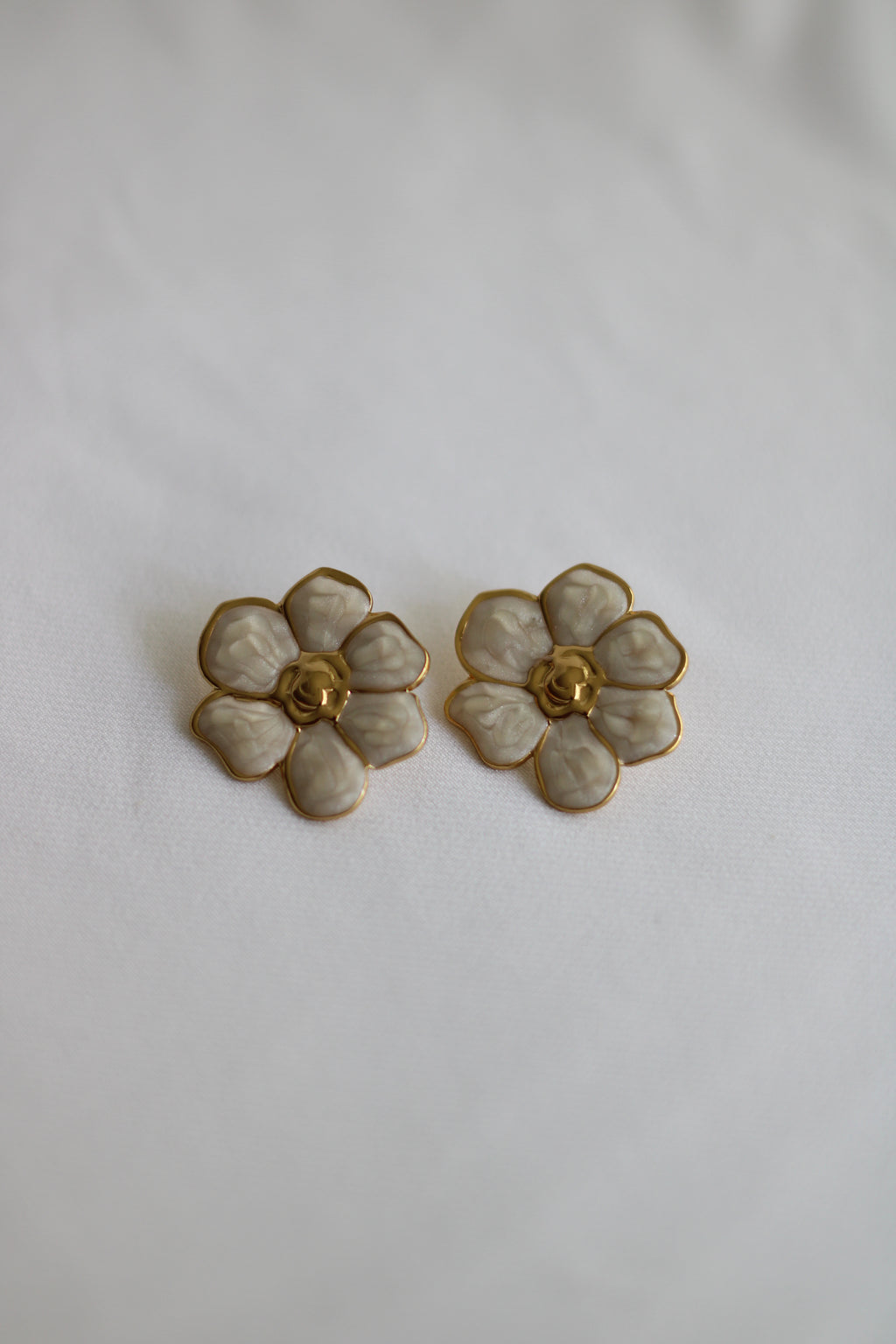 Brinco Flor Dourado em Aço Inoxidável com Detalhes Perolados